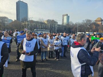 Sindicaliști din educație au protestat la București și au cerut demisia ministrului Daniel David