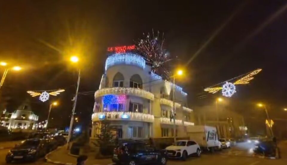 Cele mai frumoase vitrine și fațade de Crăciun vor fi premiate de Primăria Câmpulung Moldovenesc Cele mai frumoase vitrine și fațade de Crăciun vor fi premiate de Primăria Câmpulung Moldovenesc