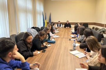 Prefectul de Suceava, Traian Andronachi, în dialog cu studenții de la Comunicare și Relații Publice, din cadrul USV Prefectul de Suceava, Traian Andronachi, în dialog cu studenții de la Comunicare și Relații Publice, din cadrul USV