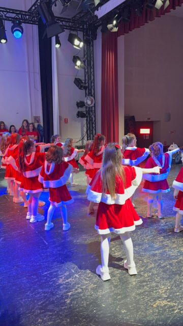 „Magia Crăciunului” a adus emoție și culoare pe scena din Gura Humorului