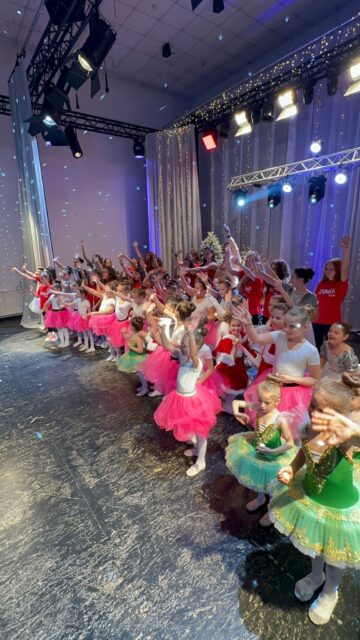 „Magia Crăciunului” a adus emoție și culoare pe scena din Gura Humorului