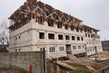 Poliția Locală a dispus demolarea blocului construit ilegal pe strada Gheorghe Doja, din municipiul Suceava Poliția Locală a dispus demolarea blocului construit ilegal pe strada Gheorghe Doja, din municipiul Suceava