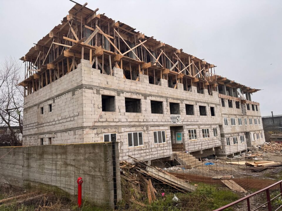 Poliția Locală a dispus demolarea blocului construit ilegal pe strada Gheorghe Doja, din municipiul Suceava Poliția Locală a dispus demolarea blocului construit ilegal pe strada Gheorghe Doja, din municipiul Suceava