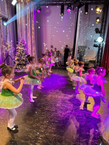 „Magia Crăciunului” a adus emoție și culoare pe scena din Gura Humorului