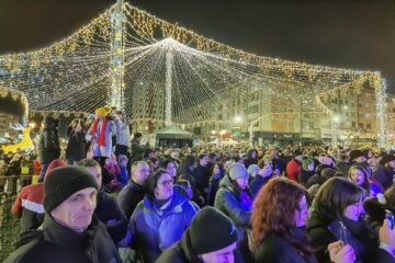 Spectacole cu drone, cu lasere și lumini, la revelionul Sucevei, pentru care s-au alocat aproximativ 150.000 de euro Spectacole cu drone, cu lasere și lumini, la revelionul Sucevei, pentru care s-au alocat aproximativ 150.000 de euro