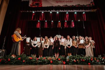 „Crăciunul – sărbătoarea bucuriei” – un spectacol dedicat generozității și spiritului civic la Colegiul „E. Hurmuzachi”