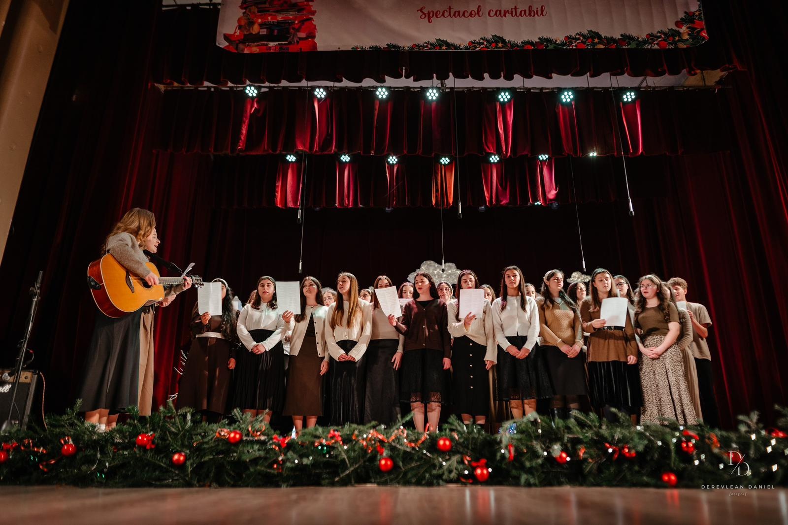 „Crăciunul – sărbătoarea bucuriei” – un spectacol dedicat generozității și spiritului civic la Colegiul „E. Hurmuzachi”