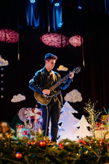 „Crăciunul – sărbătoarea bucuriei” – un spectacol dedicat generozității și spiritului civic la Colegiul „E. Hurmuzachi”