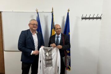 Ambasadorul Indiei, alături de primarul din Milișăuți, Vasile Cărare, în locul în care mii de studenți indieni și-au găsit adăpost după ce s-au refugiat din Ucraina