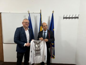 Ambasador Republicii India în România, E.S. Dr. Manoj Kumar Mohapatra, și primarul din Milișăuți, Vasile Cărare