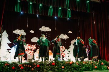 „Crăciunul – sărbătoarea bucuriei” – un spectacol dedicat generozității și spiritului civic la Colegiul „E. Hurmuzachi”
