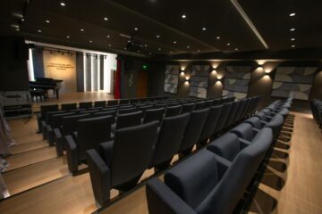 Auditoriumul Colegiului de Artă Suceava, modernizat cu o investiție de 180.000  de euro, de Fundația Umanitară ASSIST și donatori