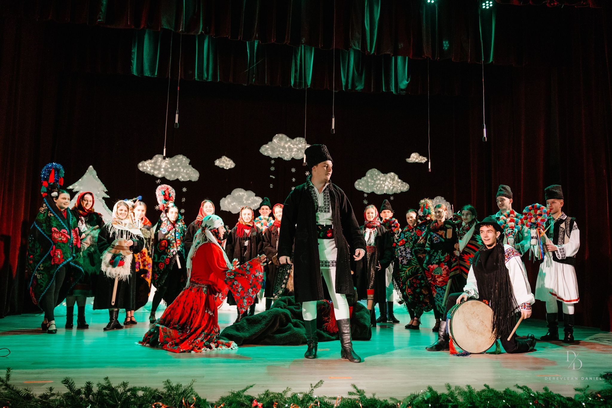 „Crăciunul – sărbătoarea bucuriei” – un spectacol dedicat generozității și spiritului civic la Colegiul „E. Hurmuzachi”