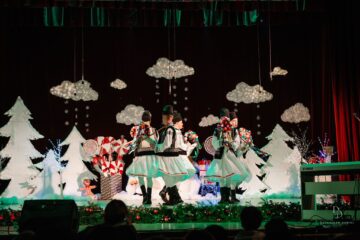 „Crăciunul – sărbătoarea bucuriei” – un spectacol dedicat generozității și spiritului civic la Colegiul „E. Hurmuzachi”