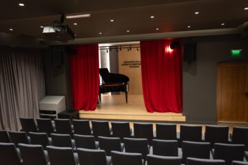 Auditoriumul Colegiului de Artă Suceava, modernizat cu o investiție de 180.000  de euro, de Fundația Umanitară ASSIST și donatori