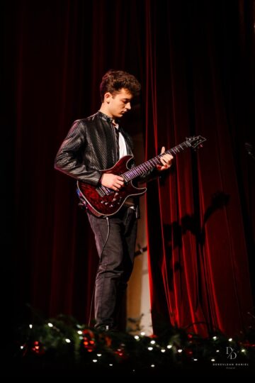 „Crăciunul – sărbătoarea bucuriei” – un spectacol dedicat generozității și spiritului civic la Colegiul „E. Hurmuzachi”