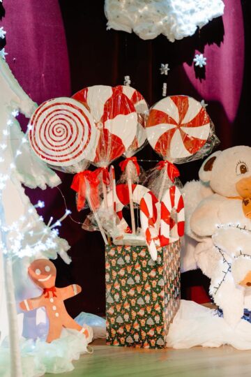 „Crăciunul – sărbătoarea bucuriei” – un spectacol dedicat generozității și spiritului civic la Colegiul „E. Hurmuzachi”