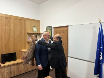 Ambasadorul Indiei, alături de primarul din Milișăuți, Vasile Cărare, în locul în care mii de studenți indieni și-au găsit adăpost după ce s-au refugiat din Ucraina