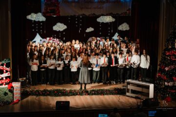 „Crăciunul – sărbătoarea bucuriei” – un spectacol dedicat generozității și spiritului civic la Colegiul „E. Hurmuzachi”