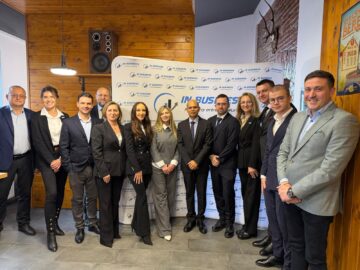 Ambasadorul Indiei, alături de primarul din Milișăuți, Vasile Cărare, în locul în care mii de studenți indieni și-au găsit adăpost după ce s-au refugiat din Ucraina