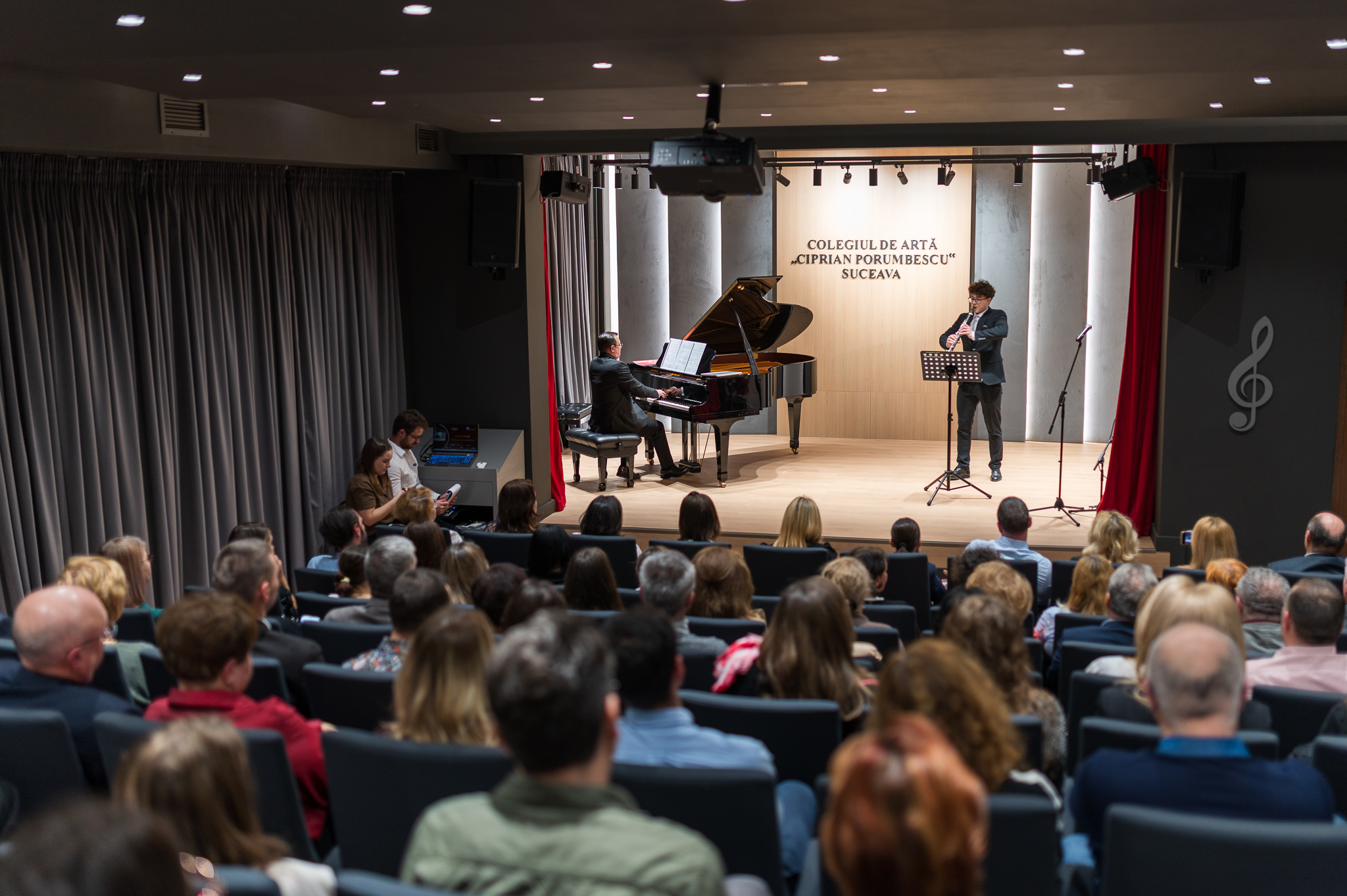 Auditoriumul Colegiului de Artă Suceava, modernizat cu o investiție de 180.000 de euro, de Fundația Umanitară ASSIST și donatori