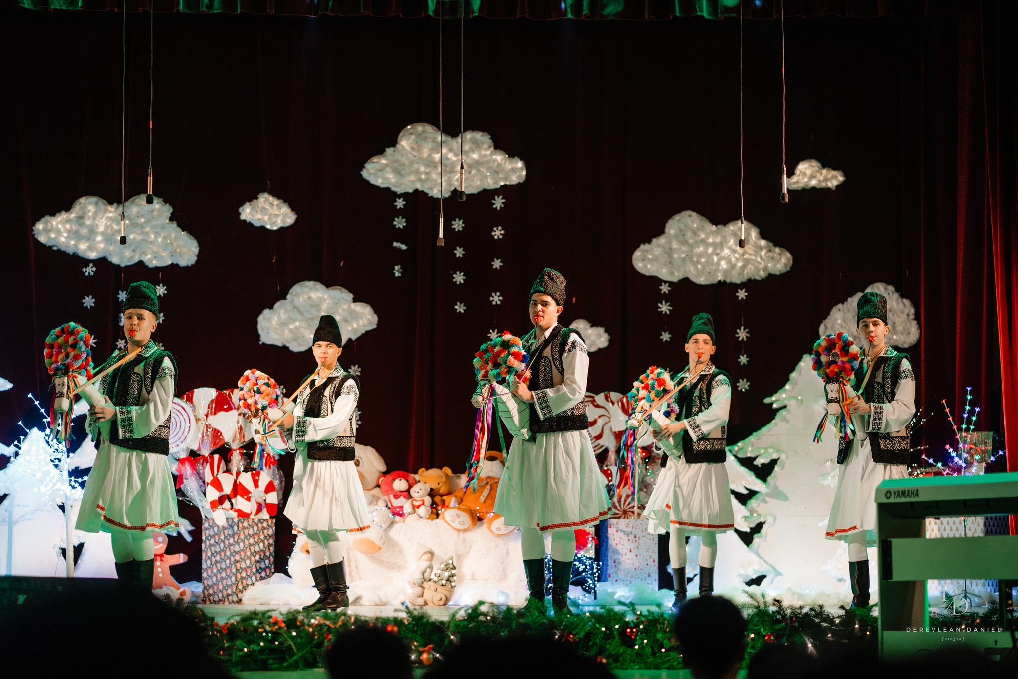 „Crăciunul – sărbătoarea bucuriei” – un spectacol dedicat generozității și spiritului civic la Colegiul „E. Hurmuzachi”