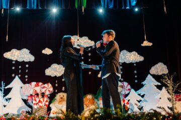 „Crăciunul – sărbătoarea bucuriei” – un spectacol dedicat generozității și spiritului civic la Colegiul „E. Hurmuzachi”