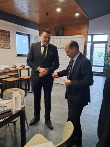 Ambasadorul Indiei, alături de primarul din Milișăuți, Vasile Cărare, în locul în care mii de studenți indieni și-au găsit adăpost după ce s-au refugiat din Ucraina