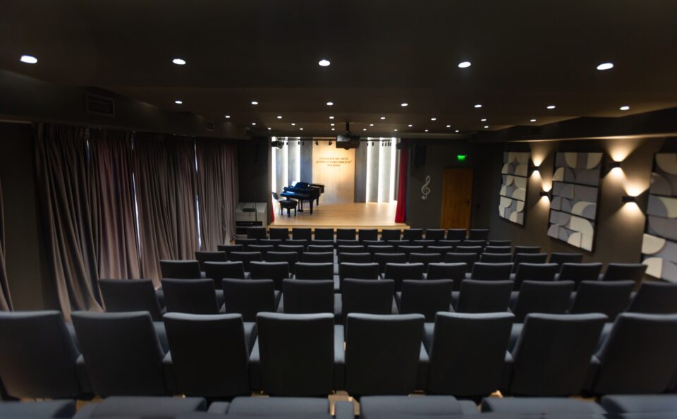 Auditoriumul Colegiului de Artă Suceava, modernizat cu o investiție de 180.000 de euro, de Fundația Umanitară ASSIST și donatori Auditoriumul Colegiului de Artă Suceava, modernizat cu o investiție de 180.000 de euro, de Fundația Umanitară ASSIST și donatori