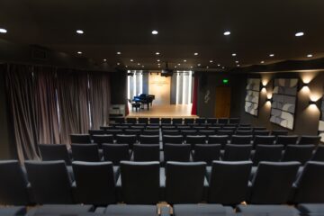 Auditoriumul Colegiului de Artă Suceava, modernizat cu o investiție de 180.000 de euro, de Fundația Umanitară ASSIST și donatori Auditoriumul Colegiului de Artă Suceava, modernizat cu o investiție de 180.000 de euro, de Fundația Umanitară ASSIST și donatori