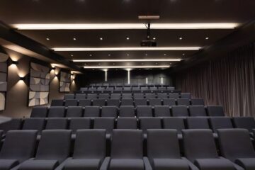 Auditoriumul Colegiului de Artă Suceava, modernizat cu o investiție de 180.000  de euro, de Fundația Umanitară ASSIST și donatori