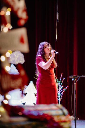 „Crăciunul – sărbătoarea bucuriei” – un spectacol dedicat generozității și spiritului civic la Colegiul „E. Hurmuzachi”