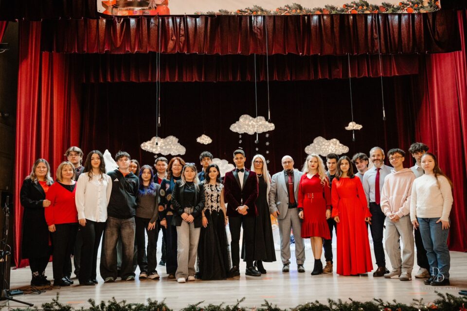 „Crăciunul – sărbătoarea bucuriei” – un spectacol dedicat generozității și spiritului civic la Colegiul „E. Hurmuzachi” „Crăciunul – sărbătoarea bucuriei” – un spectacol dedicat generozității și spiritului civic la Colegiul „E. Hurmuzachi”