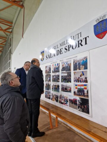 Ambasadorul Indiei, alături de primarul din Milișăuți, Vasile Cărare, în locul în care mii de studenți indieni și-au găsit adăpost după ce s-au refugiat din Ucraina