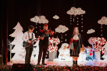 „Crăciunul – sărbătoarea bucuriei” – un spectacol dedicat generozității și spiritului civic la Colegiul „E. Hurmuzachi”