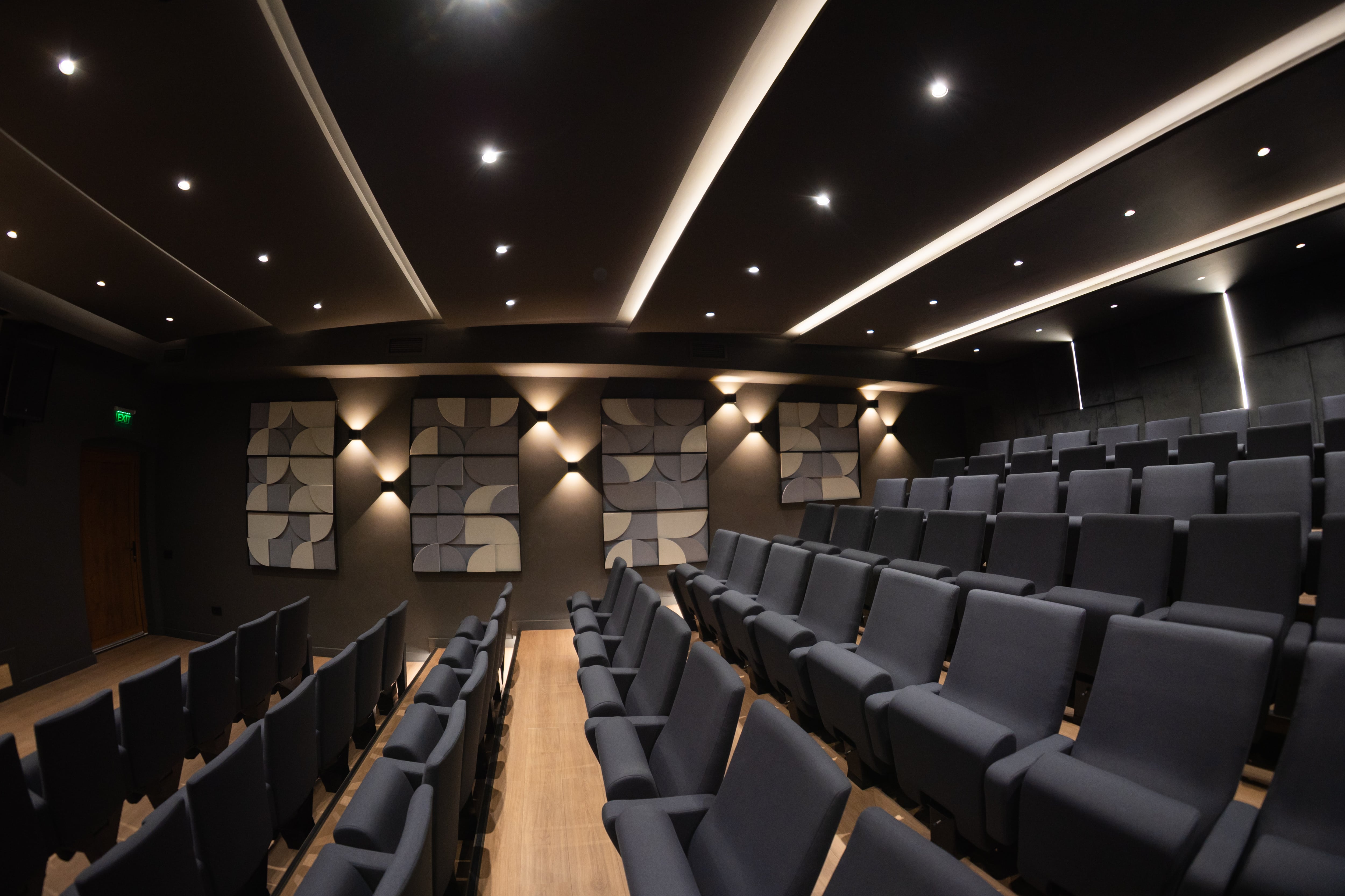 Auditoriumul Colegiului de Artă Suceava, modernizat cu o investiție de 180.000 de euro, de Fundația Umanitară ASSIST și donatori