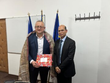 Ambasadorul Indiei, alături de primarul din Milișăuți, Vasile Cărare, în locul în care mii de studenți indieni și-au găsit adăpost după ce s-au refugiat din Ucraina