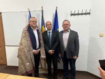 Ambasadorul Indiei, alături de primarul din Milișăuți, Vasile Cărare, în locul în care mii de studenți indieni și-au găsit adăpost după ce s-au refugiat din Ucraina