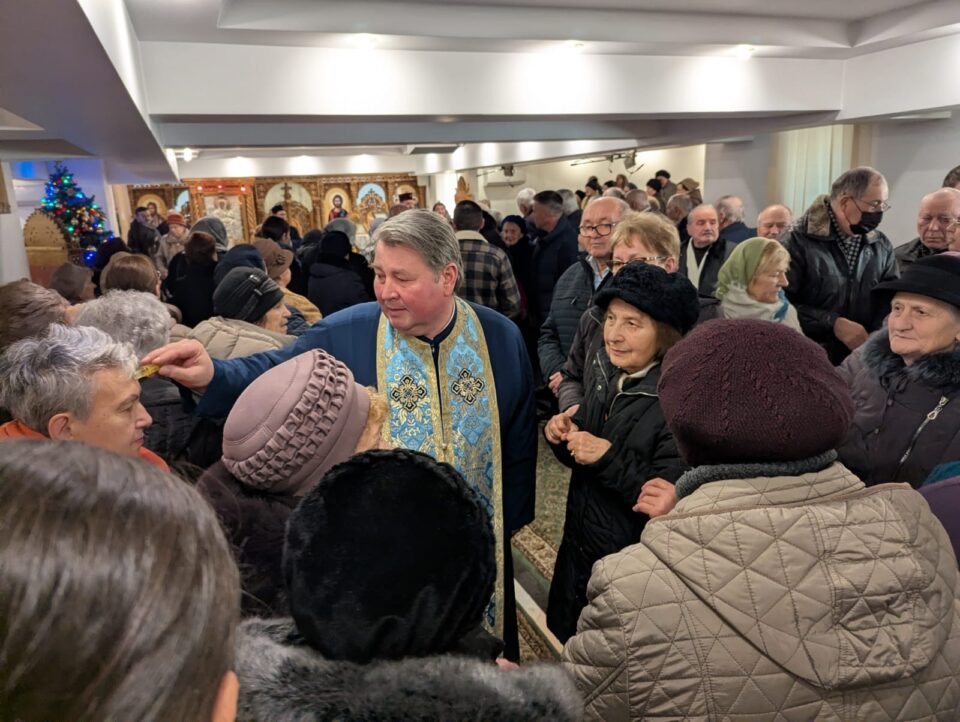 Preotul Viorel Sidoriuc, de la „Sfânta Treime”, susținut de preotul vicar al Bisericii Ortodoxe Muntenegrene, Emilian Prodan