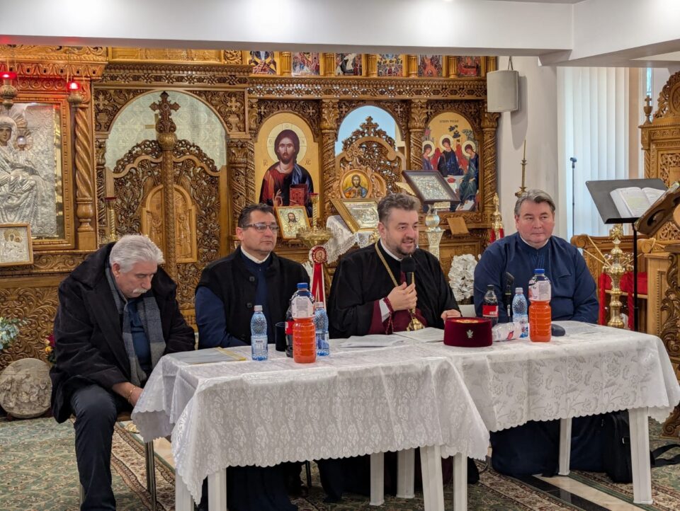 Preotul Viorel Sidoriuc, de la „Sfânta Treime”, susținut de preotul vicar al Bisericii Ortodoxe Muntenegrene, Emilian Prodan