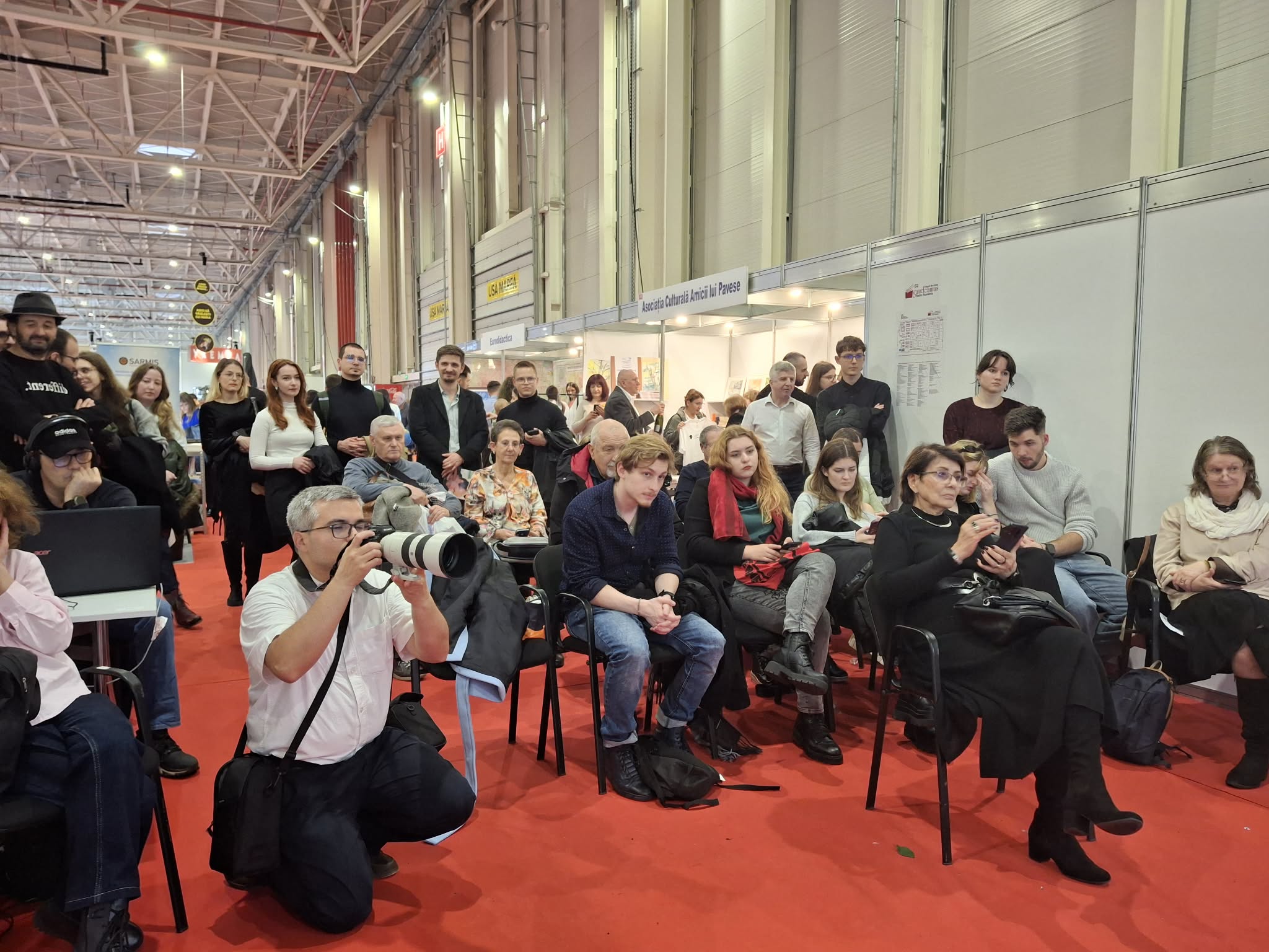 Două volume noi, semnate de membrii Casei de Poezie Light of Ink, lansate la Târgul de carte Gaudeamus