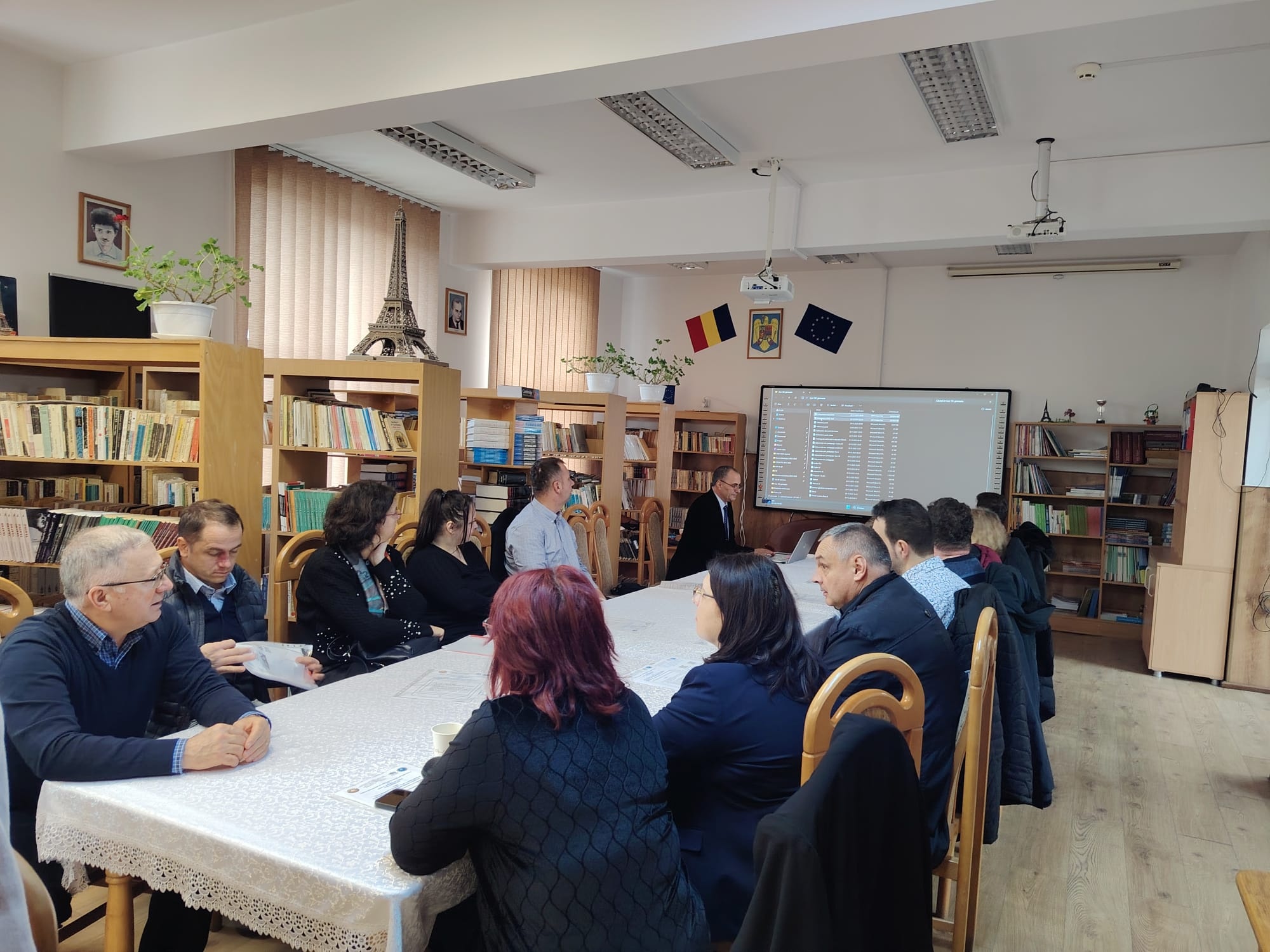 De la utilizatori la creatori – Educația digitală în prim-plan la Liteni, în centrul Cercului Pedagogic al profesorilor de Informatică și TIC