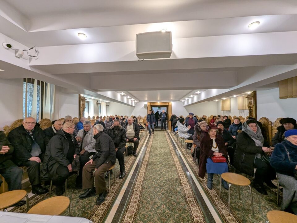 Enoriași ai Bisericii Sfânta Treime din Suceava în asteptarea preotului vicar al Bisericii Ortodoxe Muntenegrene, Emilian Prodan