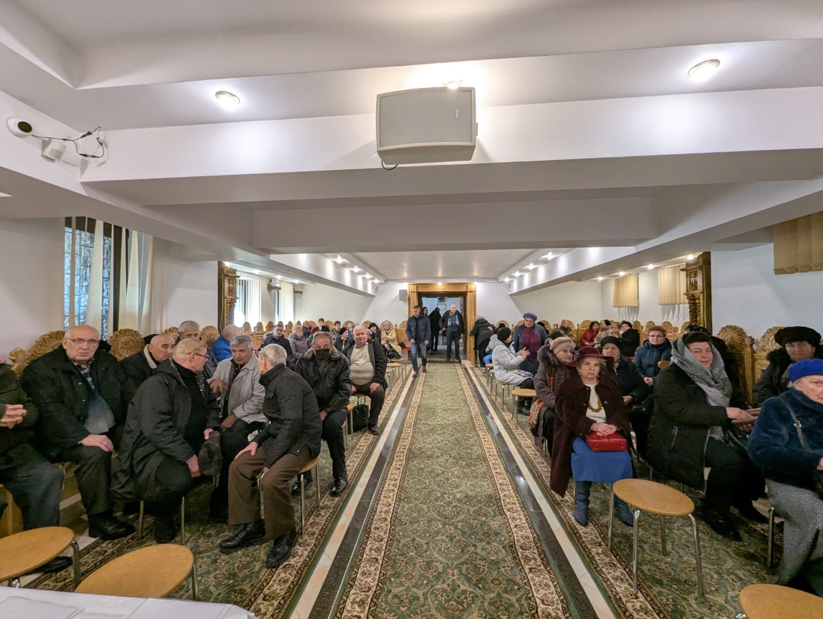 Preotul Viorel Sidoriuc, de la „Sfânta Treime”, susținut de preotul vicar al Bisericii Ortodoxe Muntenegrene, Emilian Prodan