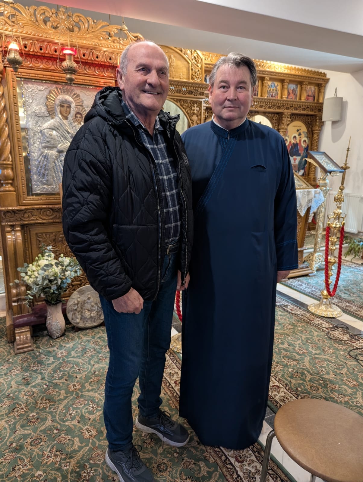 Preotul Viorel Sidoriuc, de la „Sfânta Treime”, susținut de preotul vicar al Bisericii Ortodoxe Muntenegrene, Emilian Prodan