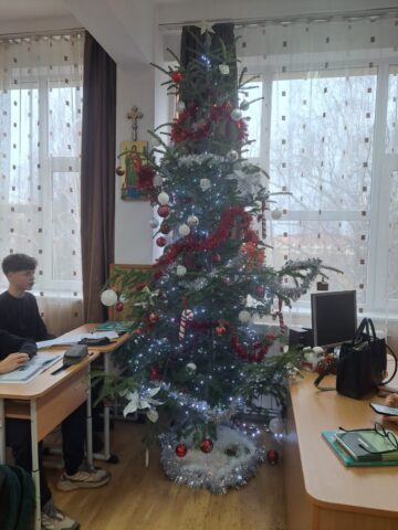 Concursul brazilor de Crăciun, la Colegiul „Spiru Haret” Suceava