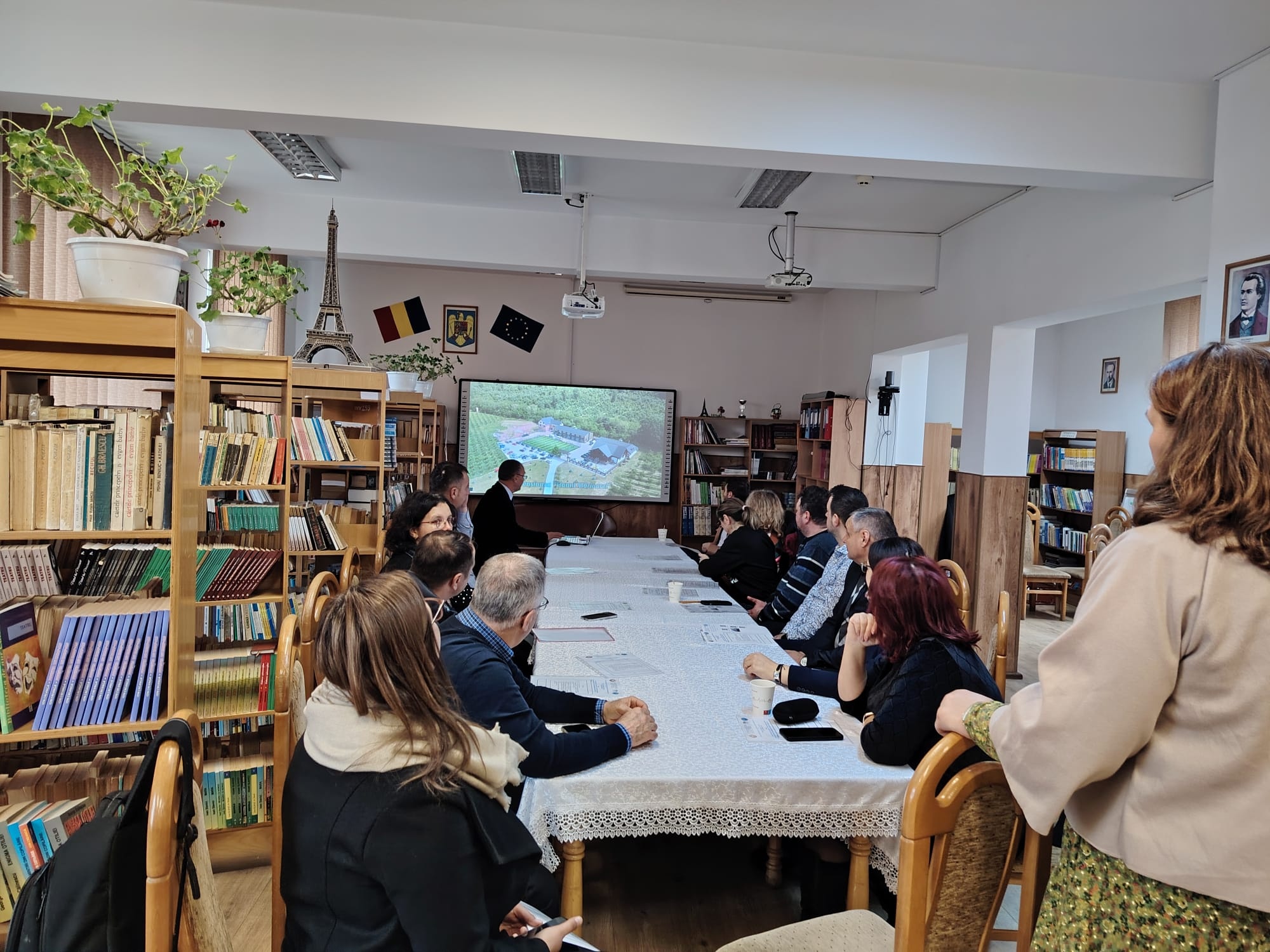 De la utilizatori la creatori – Educația digitală în prim-plan la Liteni, în centrul Cercului Pedagogic al profesorilor de Informatică și TIC