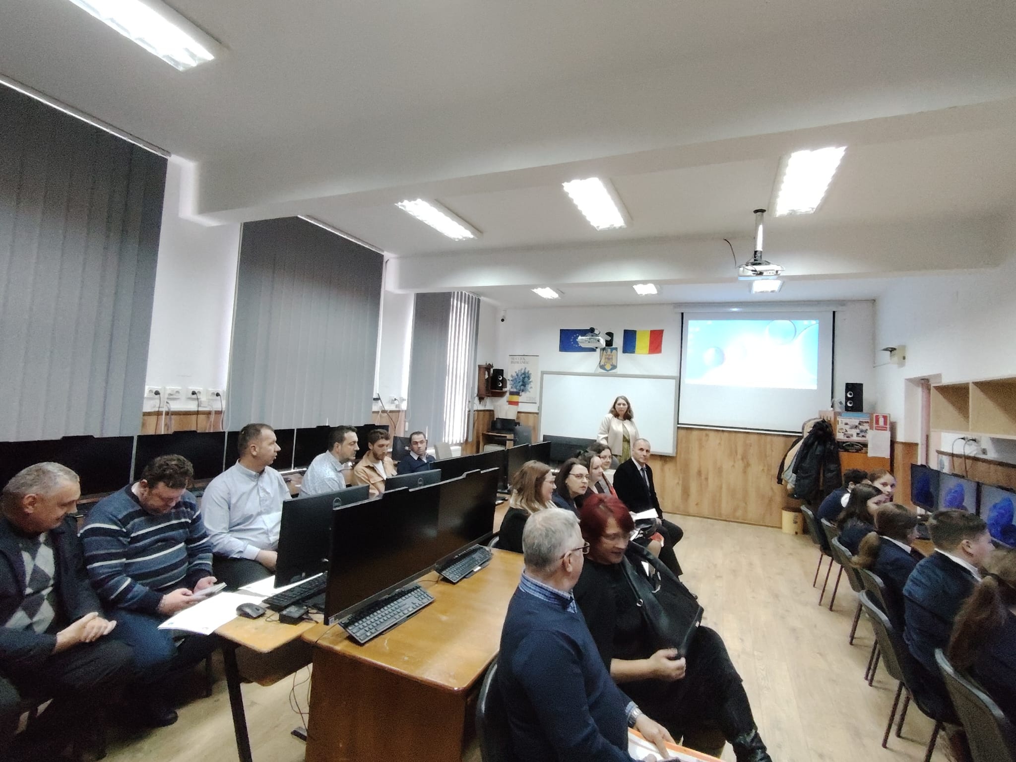 De la utilizatori la creatori – Educația digitală în prim-plan la Liteni, în centrul Cercului Pedagogic al profesorilor de Informatică și TIC