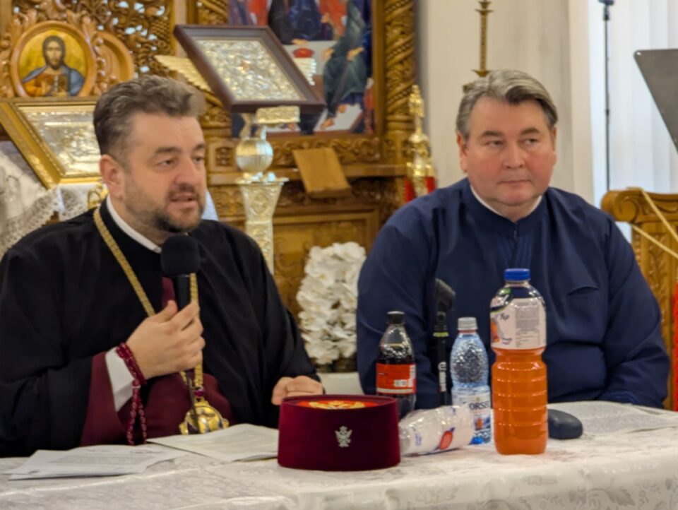 Preotul Viorel Sidoriuc, de la „Sfânta Treime”, susținut de preotul vicar al Bisericii Ortodoxe Muntenegrene, Emilian Prodan Preotul Viorel Sidoriuc, de la „Sfânta Treime”, susținut de preotul vicar al Bisericii Ortodoxe Muntenegrene, Emilian Prodan