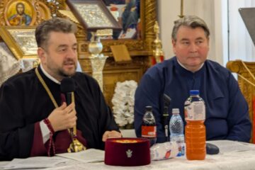 Preotul Viorel Sidoriuc, de la „Sfânta Treime”, susținut de preotul vicar al Bisericii Ortodoxe Muntenegrene, Emilian Prodan Preotul Viorel Sidoriuc, de la „Sfânta Treime”, susținut de preotul vicar al Bisericii Ortodoxe Muntenegrene, Emilian Prodan